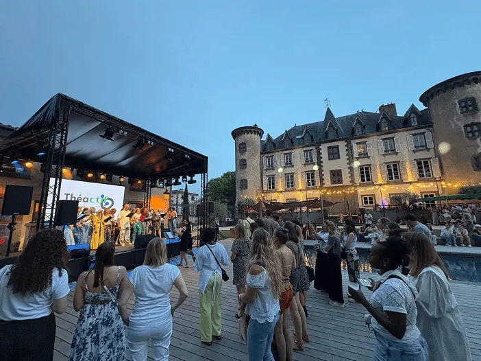 Scène sonorisée et éclairée devant le public