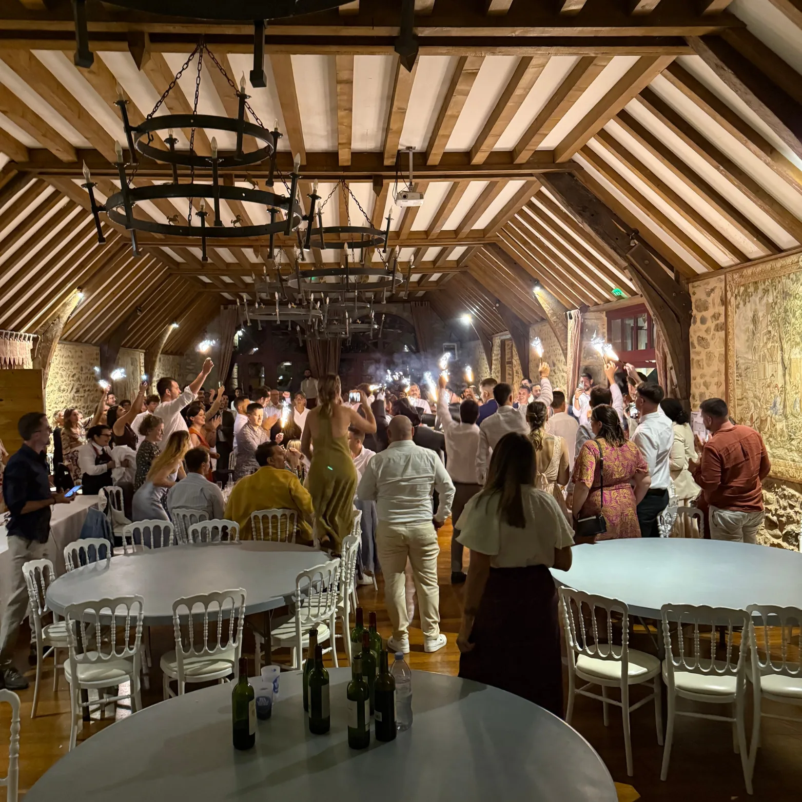 Mariage dans une salle de type grange en Auvergne